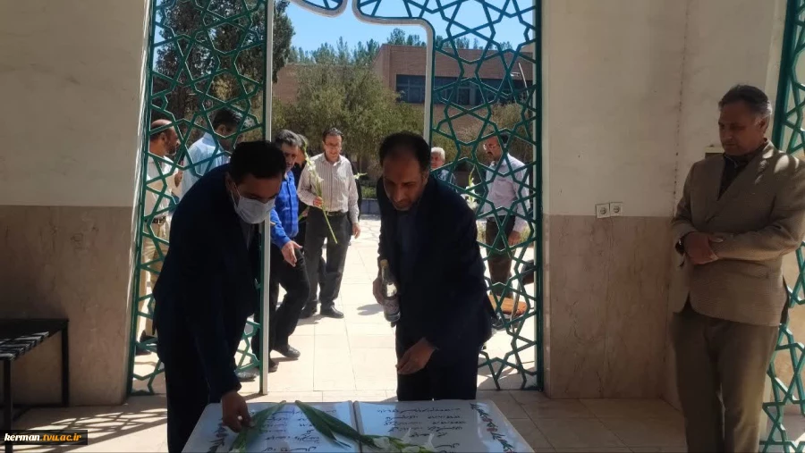 در اولین روز از هفته دفاع مقدس برگزار شد:
آئین غبارروبی و عطرافشانی یادمان شهدای گمنام دانشگاه ملی مهارت واحد استانی کرمان 2