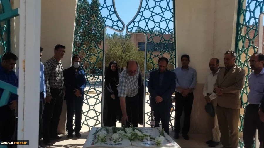 در اولین روز از هفته دفاع مقدس برگزار شد:
آئین غبارروبی و عطرافشانی یادمان شهدای گمنام دانشگاه ملی مهارت واحد استانی کرمان 2