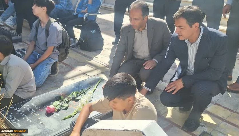 به مناسبت گرامیداشت هفته دفاع مقدس:
ادای احترام دانشگاهیان ملی مهارت واحد استانی کرمان به مقام شامخ شهدا  2