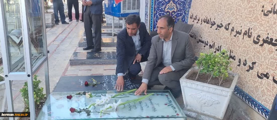 به مناسبت گرامیداشت هفته دفاع مقدس:
ادای احترام دانشگاهیان ملی مهارت واحد استانی کرمان به مقام شامخ شهدا 2